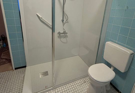 Blaues Bad mit Dusche (nachher)