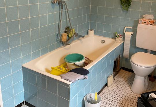 Blaues Bad mit Badewanne (vorher)