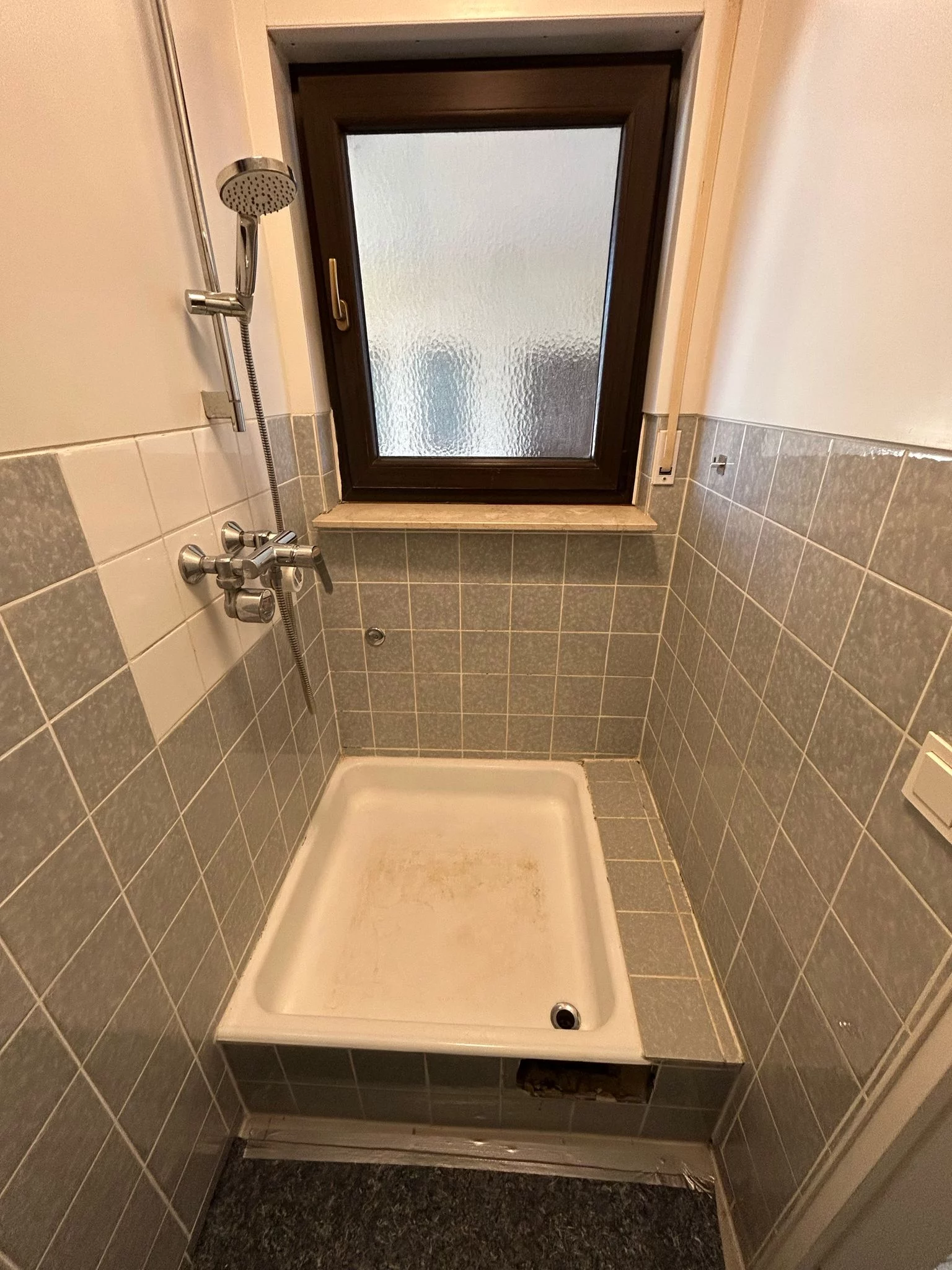 Umbau Badewanne zur Dusche – sehr altes Bad