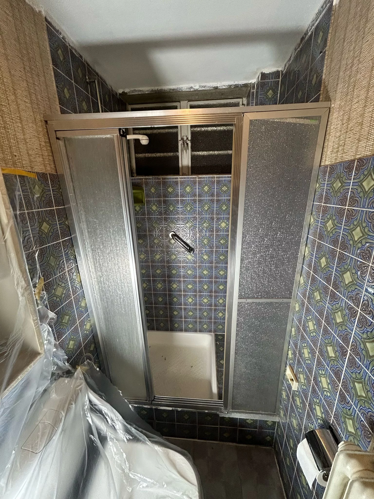 Umbau Badewanne zur Dusche – vorher älteres Bad