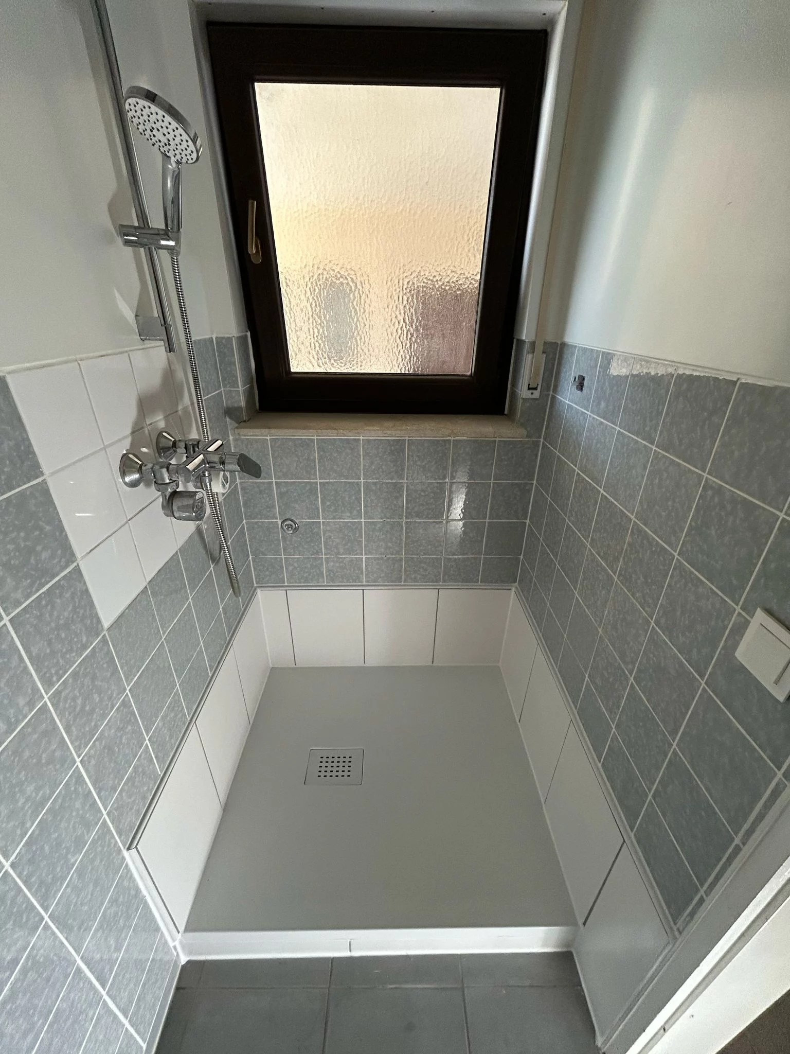 Umbau Badewanne zur Dusche – sehr altes Bad nachher